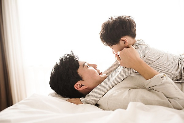 포토 JPG 남자 행복 아들 어린이 엎드리기 장난 가족 실내 웃음 상반신 성인 두명 옆모습 30대 눕기 마주보기 한국인 침대 아빠 부자지간 남자만 국내포토 감정 뷰포인트 가구 관계 모션 표정 사람 동양인 내부 장년 파일형식
