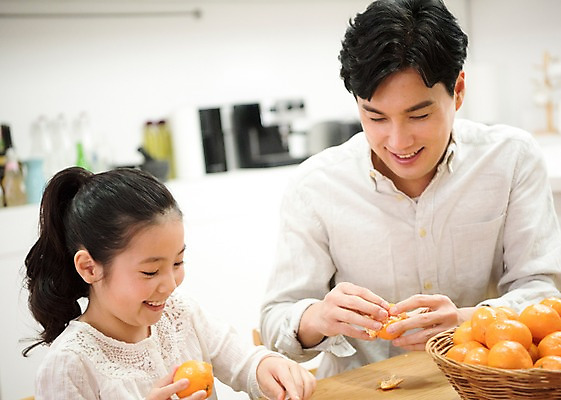 포토 JPG 여자 남자 딸 행복 어린이 가족 식탁 귤 실내 웃음 앉기 상반신 성인 두명 앞모습 10대 30대 주방 한국인 아빠 즐거움 귤껍질 부녀 국내포토 감정 뷰포인트 과일 관계 모션 청소년 탁자 표정 사람 동양인 내부 장년 껍질 파일형식