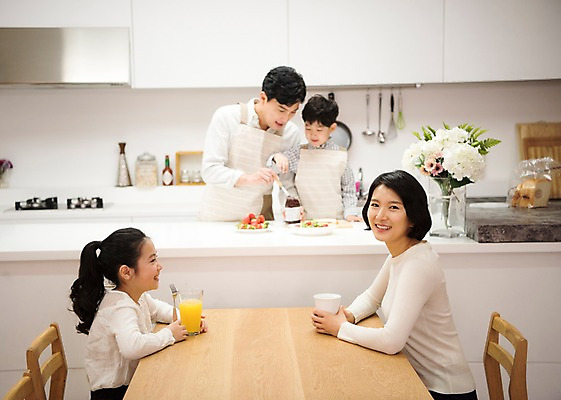 포토 JPG 부부 여자 남자 딸 행복 아들 커피 어린이 의자 가족 식탁 딸기 엄마 실내 남매 요리 서기 웃음 앉기 여러명 상반신 성인 앞모습 옆모습 10대 30대 주방 주스 한국인 기다림 아빠 식빵 즐거움 딸기잼 국내포토 커플 감정 음료 빵 뷰포인트 가구 다수 과일 관계 모션 청소년 탁자 표정 사람 동양인 내부 장년 잼 파일형식