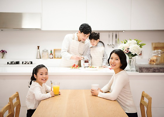 포토 JPG 부부 여자 남자 딸 행복 아들 커피 어린이 의자 가족 식탁 딸기 엄마 실내 남매 요리 서기 웃음 앉기 여러명 상반신 성인 앞모습 10대 30대 주방 앞치마 주스 한국인 기다림 아빠 식빵 즐거움 딸기잼 국내포토 커플 감정 음료 빵 뷰포인트 가구 다수 과일 관계 모션 청소년 탁자 표정 사람 동양인 내부 장년 잼 파일형식