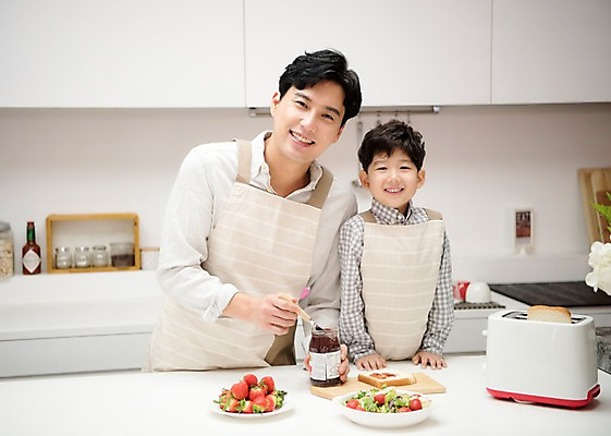 포토 감정 아들 빵 뷰포인트 과일 가족 관계 모션 표정 사람 동양인 내부 장년 가전제품 아빠 잼 파일형식 두명 어린이 남자만 남자 성인 30대 주방 식빵 딸기잼 딸기 서기 상반신 웃음 앞모습 JPG 실내 한국인 앞치마 즐거움 행복 부자지간 토스트기 국내포토