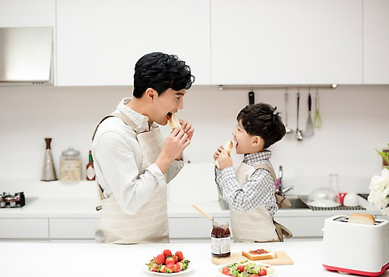 포토 감정 아들 빵 뷰포인트 과일 가족 관계 모션 표정 사람 동양인 내부 장년 아빠 잼 파일형식 30대 어린이 성인 상반신 서기 남자만 남자 주방 두명 즐거움 식빵 딸기잼 딸기 마주보기 웃음 옆모습 JPG 실내 한국인 앞치마 행복 부자지간 국내포토