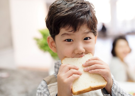 포토 JPG 여자 남자 행복 어린이 가족 실내 서기 웃음 상반신 성인 두명 앞모습 아웃포커스 10대 30대 주방 한국인 먹기 식빵 즐거움 맛있는 국내포토 감정 빵 뷰포인트 관계 모션 청소년 촬영기법 표정 사람 동양인 내부 장년 파일형식