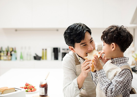포토 감정 아들 빵 뷰포인트 과일 가족 관계 모션 표정 사람 동양인 내부 장년 아빠 잼 파일형식 두명 30대 남자만 어린이 남자 성인 상반신 서기 주방 마주보기 식빵 딸기잼 딸기 웃음 옆모습 앞모습 JPG 실내 한국인 요리 즐거움 행복 부자지간 국내포토