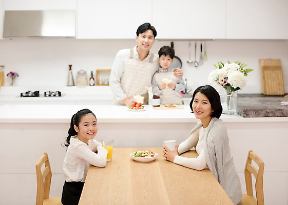 포토 JPG 부부 여자 남자 딸 행복 아들 어린이 의자 가족 식탁 딸기 엄마 실내 남매 요리 서기 웃음 앉기 여러명 상반신 성인 앞모습 10대 30대 주방 앞치마 샐러드 한국인 아빠 식빵 즐거움 딸기잼 국내포토 커플 감정 음식 빵 뷰포인트 가구 다수 과일 관계 모션 청소년 탁자 표정 사람 동양인 내부 장년 잼 파일형식