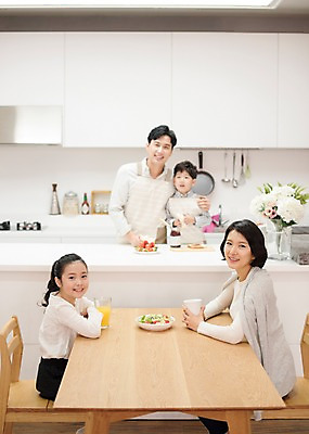 포토 JPG 부부 여자 남자 딸 행복 아들 어린이 의자 가족 식탁 딸기 엄마 실내 남매 요리 서기 웃음 앉기 여러명 상반신 성인 앞모습 10대 30대 주방 앞치마 샐러드 한국인 아빠 식빵 즐거움 딸기잼 국내포토 커플 감정 음식 빵 뷰포인트 가구 다수 과일 관계 모션 청소년 탁자 표정 사람 동양인 내부 장년 잼 파일형식