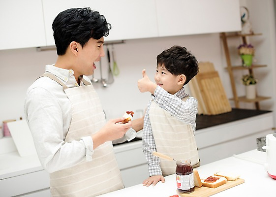 포토 감정 아들 빵 뷰포인트 가족 관계 모션 표정 사람 동양인 내부 장년 아빠 잼 파일형식 앞모습 두명 성인 어린이 남자만 남자 30대 주방 즐거움 식빵 딸기잼 최고 마주보기 상반신 웃음 JPG 실내 한국인 서기 앞치마 요리 행복 부자지간 국내포토