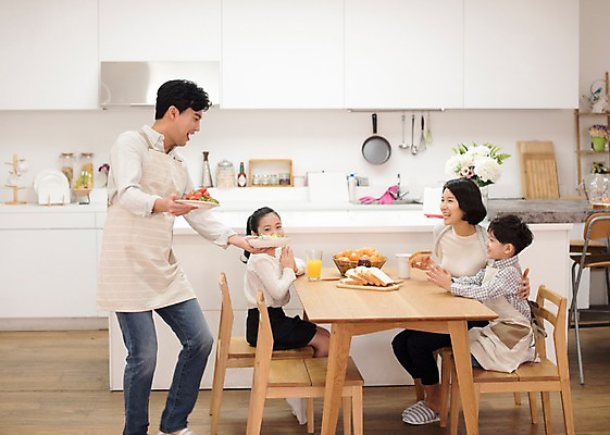 포토 JPG 전신 부부 여자 남자 딸 행복 아들 어린이 의자 가족 식탁 딸기 엄마 귤 실내 남매 서기 웃음 앉기 여러명 상반신 성인 옆모습 10대 30대 주방 앞치마 한국인 아빠 식빵 즐거움 국내포토 커플 감정 빵 뷰포인트 가구 다수 과일 관계 모션 청소년 탁자 표정 사람 동양인 내부 장년 파일형식