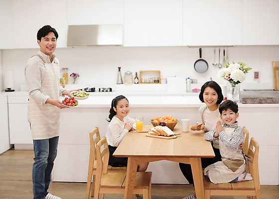 포토 JPG 부부 여자 남자 딸 행복 아들 어린이 의자 가족 식탁 딸기 엄마 귤 실내 남매 서기 웃음 들기 앉기 여러명 상반신 성인 앞모습 10대 30대 주방 앞치마 샐러드 한국인 아빠 식빵 즐거움 국내포토 커플 감정 음식 빵 뷰포인트 가구 다수 과일 관계 모션 청소년 탁자 표정 사람 동양인 내부 장년 파일형식