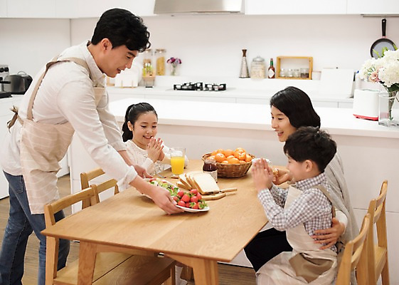 포토 JPG 부부 여자 남자 딸 행복 아들 어린이 의자 가족 식탁 딸기 엄마 귤 실내 남매 서기 앉기 여러명 상반신 성인 옆모습 10대 30대 주방 앞치마 한국인 아빠 식빵 즐거움 국내포토 커플 감정 빵 뷰포인트 가구 다수 과일 관계 모션 청소년 탁자 사람 동양인 내부 장년 파일형식