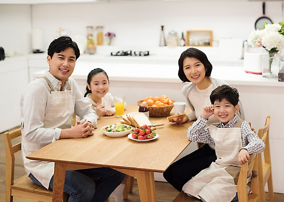 포토 JPG 부부 여자 남자 딸 행복 아들 어린이 의자 가족 식탁 딸기 엄마 귤 실내 남매 웃음 앉기 여러명 상반신 성인 앞모습 10대 30대 주방 앞치마 샐러드 한국인 아빠 식빵 즐거움 국내포토 커플 감정 음식 빵 뷰포인트 가구 다수 과일 관계 모션 청소년 탁자 표정 사람 동양인 내부 장년 파일형식