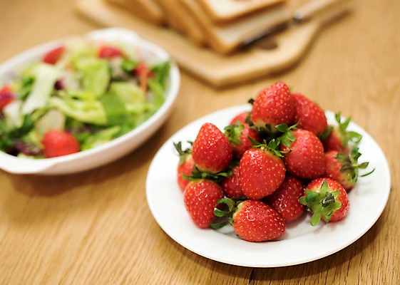 포토 JPG 딸기 실내 사람없음 목재 아웃포커스 주방 샐러드 식빵 국내포토 나무 음식 빵 과일 재료 촬영기법 내부 파일형식