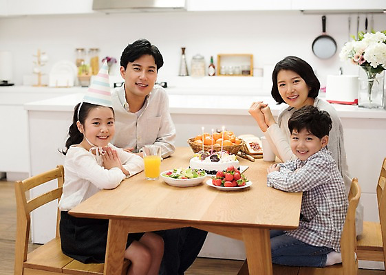 포토 JPG 부부 여자 남자 딸 행복 아들 어린이 의자 가족 식탁 딸기 엄마 귤 실내 남매 웃음 앉기 여러명 상반신 성인 앞모습 10대 30대 주방 샐러드 한국인 생일파티 아빠 생일케이크 즐거움 생일상 국내포토 커플 감정 음식 뷰포인트 가구 다수 과일 관계 모션 청소년 탁자 표정 사람 동양인 내부 장년 케이크 생일 파일형식