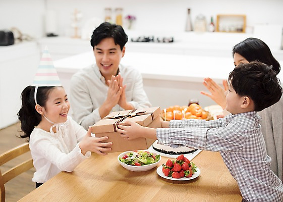 포토 JPG 부부 여자 남자 딸 행복 아들 어린이 의자 가족 식탁 딸기 엄마 귤 실내 남매 선물 웃음 앉기 여러명 상반신 성인 앞모습 옆모습 10대 30대 주방 샐러드 한국인 축하 생일파티 아빠 생일케이크 박수 즐거움 생일상 국내포토 커플 감정 음식 뷰포인트 가구 다수 컨셉 과일 관계 모션 청소년 탁자 표정 사람 동양인 손짓 내부 장년 케이크 생일 파일형식