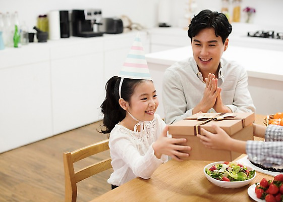 포토 JPG 여자 남자 딸 행복 어린이 의자 가족 식탁 실내 선물 웃음 앉기 상반신 성인 앞모습 옆모습 신체부위 10대 세명 30대 주방 고깔모자 한국인 생일파티 생일 아빠 즐거움 국내포토 모자_잡화 기념일 감정 뷰포인트 가구 관계 모션 청소년 탁자 표정 사람 동양인 내부 장년 파일형식