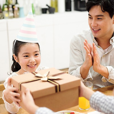 포토 JPG 여자 남자 딸 행복 어린이 의자 가족 식탁 실내 선물 웃음 들기 앉기 상반신 성인 앞모습 신체부위 10대 세명 30대 주방 한국인 생일파티 생일 아빠 박수 즐거움 주기 팔 생일선물 국내포토 기념일 감정 뷰포인트 가구 관계 모션 청소년 탁자 표정 사람 동양인 손짓 내부 장년 파일형식