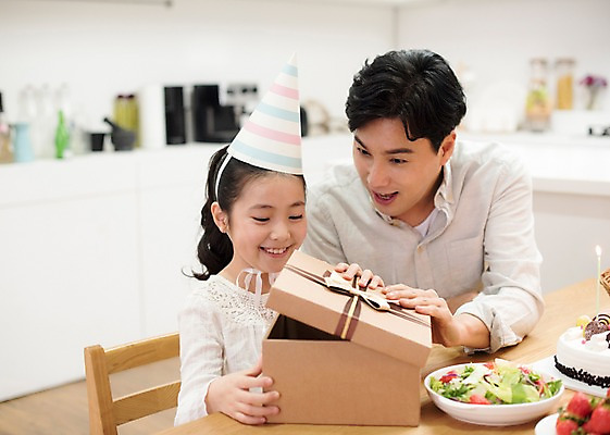 포토 JPG 여자 남자 딸 행복 어린이 의자 가족 식탁 실내 웃음 앉기 상반신 성인 두명 앞모습 10대 30대 선물상자 주방 한국인 오픈 생일파티 생일 아빠 생일케이크 즐거움 생일선물 부녀 국내포토 기념일 감정 뷰포인트 가구 관계 모션 청소년 탁자 표정 선물 사람 동양인 내부 장년 상자 케이크 파일형식