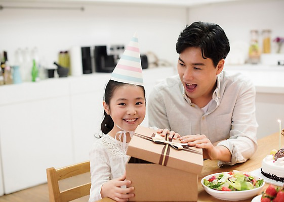 포토 JPG 여자 남자 딸 행복 어린이 의자 가족 식탁 딸기 실내 웃음 앉기 상반신 성인 두명 앞모습 10대 30대 주방 고깔모자 샐러드 한국인 생일파티 생일 아빠 생일케이크 즐거움 생일선물 부녀 국내포토 모자_잡화 기념일 감정 음식 뷰포인트 가구 과일 관계 모션 청소년 탁자 표정 선물 사람 동양인 내부 장년 케이크 파일형식