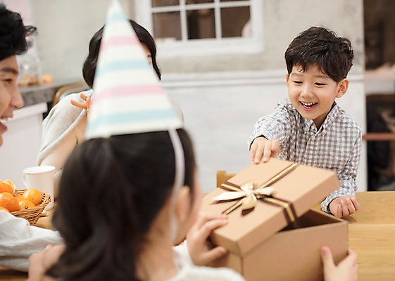 포토 JPG 부부 여자 남자 딸 행복 아들 어린이 가족 식탁 엄마 실내 남매 웃음 앉기 여러명 상반신 성인 앞모습 뒷모습 신체부위 10대 30대 주방 고깔모자 한국인 오픈 생일파티 생일 아빠 생일케이크 즐거움 생일선물 국내포토 모자_잡화 커플 기념일 감정 뷰포인트 다수 관계 모션 청소년 탁자 표정 선물 사람 동양인 내부 장년 케이크 파일형식