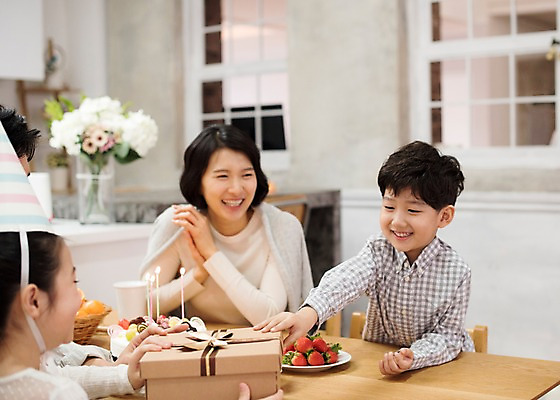 포토 JPG 여자 남자 딸 행복 아들 어린이 의자 가족 식탁 딸기 엄마 실내 웃음 앉기 여러명 상반신 성인 앞모습 옆모습 신체부위 10대 30대 주방 고깔모자 한국인 자녀 생일파티 생일 생일케이크 즐거움 생일선물 생일상 국내포토 모자_잡화 기념일 감정 뷰포인트 가구 다수 과일 관계 모션 청소년 탁자 표정 선물 사람 동양인 내부 장년 케이크 파일형식