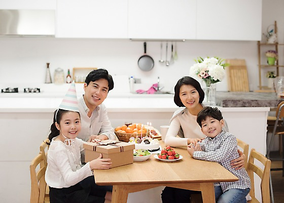 포토 JPG 부부 여자 남자 딸 행복 아들 어린이 의자 가족 식탁 딸기 엄마 귤 실내 남매 웃음 앉기 여러명 상반신 성인 앞모습 10대 30대 주방 한국인 생일 아빠 생일케이크 즐거움 생일선물 생일상 국내포토 커플 기념일 감정 뷰포인트 가구 다수 과일 관계 모션 청소년 탁자 표정 선물 사람 동양인 내부 장년 케이크 파일형식