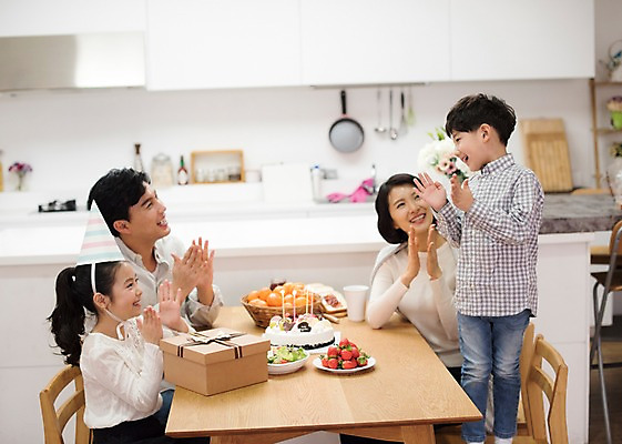 포토 JPG 부부 여자 남자 딸 행복 아들 어린이 의자 가족 식탁 딸기 엄마 귤 실내 남매 서기 웃음 앉기 여러명 상반신 성인 앞모습 옆모습 10대 30대 주방 샐러드 한국인 생일파티 생일 아빠 생일케이크 박수 즐거움 생일선물 생일상 국내포토 커플 기념일 감정 음식 뷰포인트 가구 다수 과일 관계 모션 청소년 탁자 표정 선물 사람 동양인 손짓 내부 장년 케이크 파일형식