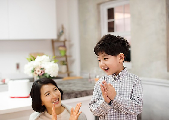 포토 JPG 여자 남자 행복 아들 어린이 노래 가족 엄마 실내 서기 웃음 앉기 상반신 성인 두명 앞모습 10대 30대 주방 한국인 생일파티 생일 즐거움 국내포토 기념일 감정 음악 뷰포인트 관계 모션 청소년 표정 사람 동양인 내부 장년 파일형식