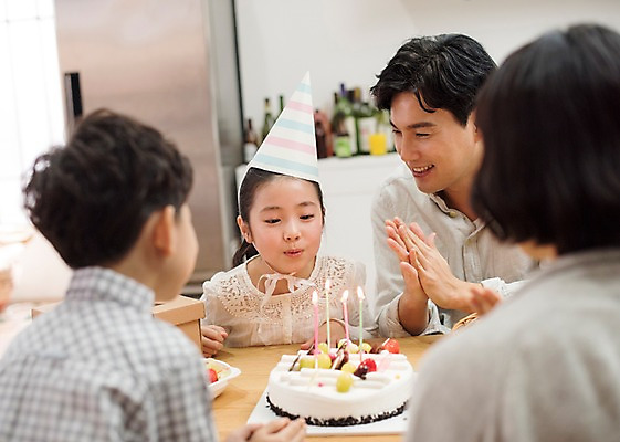 포토 JPG 부부 여자 남자 딸 행복 아들 어린이 촛불 가족 식탁 엄마 실내 남매 웃음 앉기 여러명 상반신 성인 앞모습 뒷모습 10대 30대 주방 고깔모자 한국인 생일파티 생일 아빠 불기 생일케이크 즐거움 국내포토 모자_잡화 커플 기념일 감정 뷰포인트 다수 초 관계 모션 청소년 탁자 표정 사람 동양인 내부 장년 케이크 파일형식