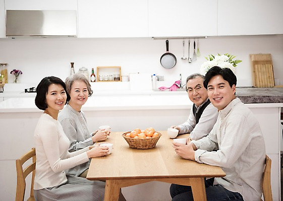 포토 JPG 부부 여자 할아버지 노년 남자 딸 행복 아들 할머니 가족 식탁 엄마 귤 실내 웃음 앉기 여러명 상반신 성인 옆모습 30대 주방 노부부 한국인 아빠 60대 즐거움 국내포토 커플 감정 뷰포인트 다수 과일 관계 모션 탁자 표정 사람 동양인 내부 장년 파일형식