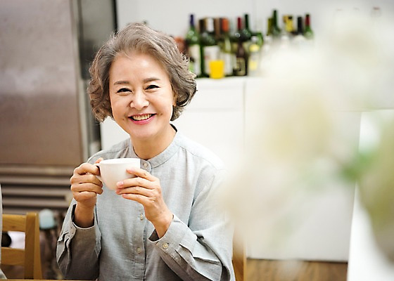 포토 JPG 여자 노년 행복 할머니 커피 식탁 실내 한명 웃음 앉기 상반신 앞모습 한국인 60대 즐거움 노인여자한명만 국내포토 1 감정 음료 뷰포인트 모션 탁자 표정 사람 동양인 성인 내부 여자한명만 노인여자만 파일형식