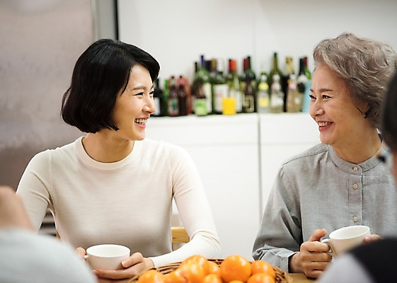 포토 JPG 여자 노년 남자 딸 행복 할머니 커피 가족 식탁 모녀 엄마 귤 실내 웃음 앉기 여러명 상반신 성인 앞모습 신체부위 30대 마주보기 주방 한국인 60대 즐거움 국내포토 감정 음료 뷰포인트 다수 과일 관계 모션 탁자 표정 사람 동양인 내부 장년 파일형식