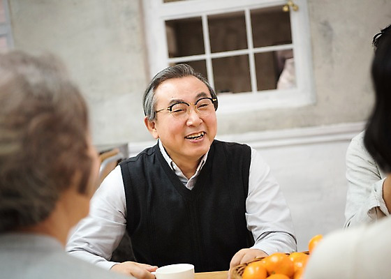포토 JPG 여자 할아버지 노년 남자 딸 행복 할머니 가족 식탁 엄마 귤 실내 웃음 앉기 상반신 성인 앞모습 뒷모습 신체부위 세명 30대 주방 한국인 60대 즐거움 국내포토 감정 뷰포인트 과일 관계 모션 탁자 표정 사람 동양인 내부 장년 파일형식