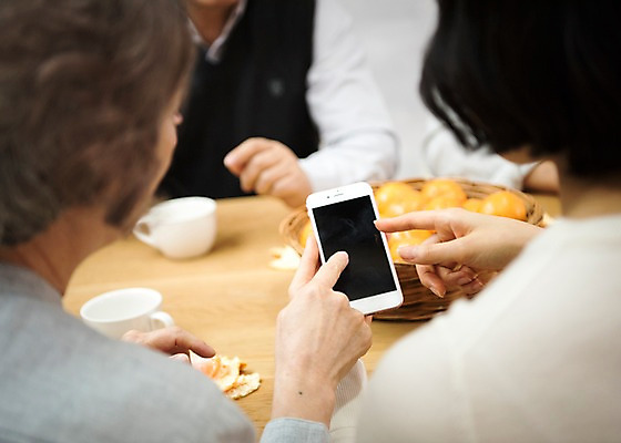 포토 JPG 여자 할아버지 남자 딸 행복 아들 할머니 가족 식탁 엄마 귤 실내 앉기 여러명 상반신 성인 뒷모습 신체부위 30대 스마트폰 주방 한국인 가르침 아빠 60대 즐거움 국내포토 교육 노년 감정 뷰포인트 다수 과일 관계 모션 탁자 사람 동양인 내부 장년 핸드폰 스마트기기 파일형식