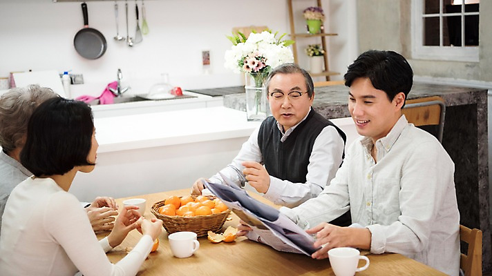 포토 JPG 부부 여자 할아버지 노년 남자 딸 행복 아들 할머니 가족 식탁 엄마 귤 실내 웃음 앉기 여러명 상반신 성인 옆모습 30대 주방 노부부 한국인 신문 아빠 60대 커피잔 즐거움 국내포토 커플 감정 커피 뷰포인트 다수 과일 관계 모션 탁자 잔 표정 사람 동양인 내부 간행물 장년 뉴스 파일형식