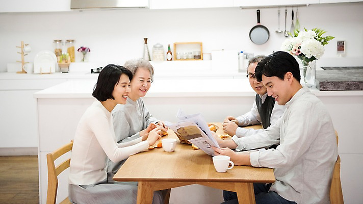 포토 JPG 부부 여자 할아버지 노년 남자 딸 행복 아들 할머니 가족 식탁 엄마 실내 웃음 앉기 여러명 상반신 성인 옆모습 30대 주방 노부부 한국인 신문 아빠 60대 커피잔 즐거움 국내포토 커플 감정 커피 뷰포인트 다수 관계 모션 탁자 잔 표정 사람 동양인 내부 간행물 장년 뉴스 파일형식