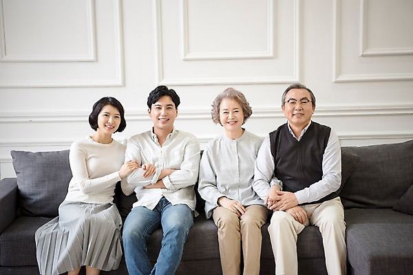 포토 JPG 부부 여자 할아버지 노년 남자 딸 행복 아들 할머니 거실 가족 엄마 실내 웃음 앉기 여러명 상반신 성인 앞모습 30대 소파 팔짱 노부부 한국인 아빠 60대 즐거움 국내포토 커플 감정 뷰포인트 다수 의자 관계 모션 표정 사람 동양인 내부 장년 파일형식