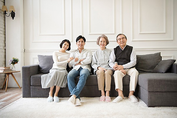 포토 JPG 전신 부부 여자 할아버지 노년 남자 딸 행복 아들 할머니 거실 가족 엄마 실내 웃음 앉기 여러명 성인 앞모습 30대 소파 팔짱 노부부 한국인 아빠 60대 즐거움 국내포토 커플 감정 뷰포인트 다수 의자 관계 모션 표정 사람 동양인 내부 장년 파일형식