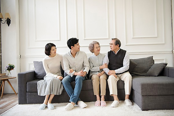 포토 JPG 전신 부부 여자 할아버지 노년 남자 딸 행복 아들 할머니 가족 엄마 실내 웃음 앉기 여러명 성인 앞모습 30대 소파 팔짱 노부부 한국인 아빠 60대 즐거움 국내포토 커플 감정 뷰포인트 다수 의자 관계 모션 표정 사람 동양인 내부 장년 파일형식