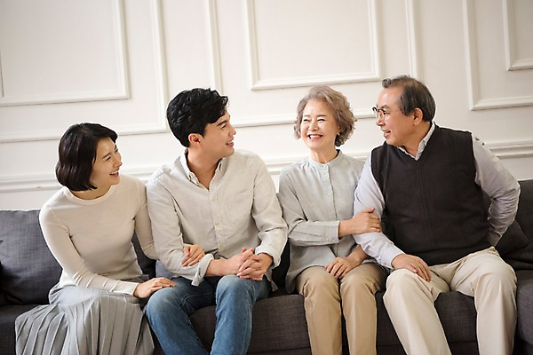 포토 JPG 부부 여자 할아버지 노년 남자 딸 행복 아들 할머니 거실 가족 엄마 실내 웃음 앉기 여러명 상반신 성인 앞모습 옆모습 30대 소파 팔짱 노부부 한국인 아빠 60대 즐거움 국내포토 커플 감정 뷰포인트 다수 의자 관계 모션 표정 사람 동양인 내부 장년 파일형식