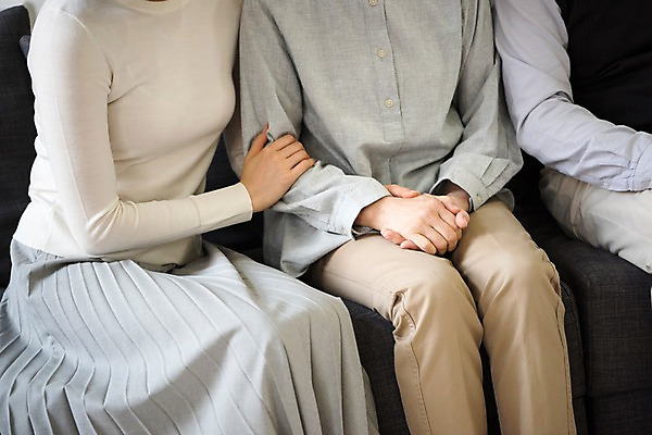 포토 JPG 여자 노년 남자 가족 실내 앉기 상반신 성인 앞모습 신체부위 세명 30대 소파 팔짱 한국인 60대 국내포토 뷰포인트 의자 관계 모션 사람 동양인 내부 장년 파일형식