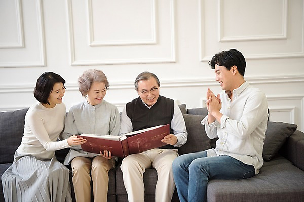 포토 JPG 부부 여자 할아버지 노년 남자 딸 행복 아들 할머니 거실 가족 엄마 실내 웃음 앉기 여러명 상반신 성인 앞모습 옆모습 30대 소파 노부부 한국인 아빠 60대 앨범 즐거움 국내포토 커플 감정 뷰포인트 다수 의자 관계 모션 표정 사람 동양인 내부 장년 파일형식