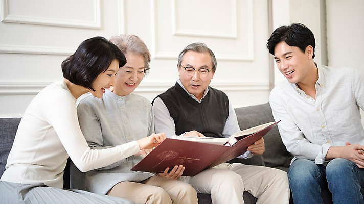 포토 JPG 부부 여자 할아버지 노년 남자 딸 행복 아들 할머니 거실 가족 엄마 실내 웃음 앉기 여러명 상반신 성인 앞모습 옆모습 30대 소파 노부부 한국인 아빠 60대 앨범 즐거움 국내포토 커플 감정 뷰포인트 다수 의자 관계 모션 표정 사람 동양인 내부 장년 파일형식
