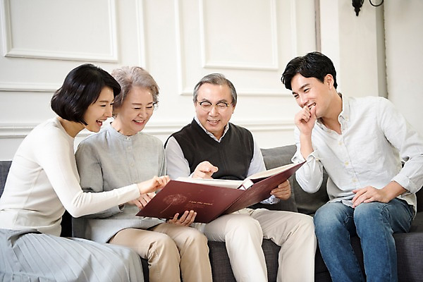 포토 JPG 부부 여자 할아버지 노년 남자 딸 행복 아들 할머니 거실 가족 엄마 실내 웃음 앉기 여러명 상반신 성인 앞모습 옆모습 30대 소파 노부부 한국인 아빠 60대 앨범 즐거움 국내포토 커플 감정 뷰포인트 다수 의자 관계 모션 표정 사람 동양인 내부 장년 파일형식