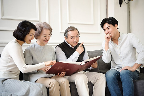포토 JPG 부부 여자 할아버지 노년 남자 딸 행복 아들 할머니 거실 가족 엄마 실내 웃음 앉기 여러명 상반신 성인 앞모습 옆모습 30대 소파 노부부 한국인 아빠 60대 앨범 즐거움 국내포토 커플 감정 뷰포인트 다수 의자 관계 모션 표정 사람 동양인 내부 장년 파일형식