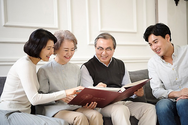 포토 JPG 부부 여자 할아버지 노년 남자 딸 행복 아들 할머니 거실 가족 엄마 실내 웃음 앉기 여러명 상반신 성인 앞모습 옆모습 30대 소파 노부부 한국인 아빠 60대 앨범 즐거움 국내포토 커플 감정 뷰포인트 다수 의자 관계 모션 표정 사람 동양인 내부 장년 파일형식