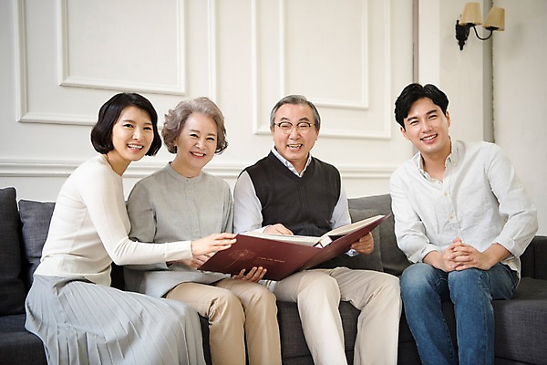 포토 JPG 부부 여자 할아버지 노년 남자 딸 행복 아들 할머니 거실 가족 엄마 실내 웃음 앉기 여러명 상반신 성인 앞모습 30대 소파 노부부 한국인 아빠 60대 앨범 즐거움 국내포토 커플 감정 뷰포인트 다수 의자 관계 모션 표정 사람 동양인 내부 장년 파일형식