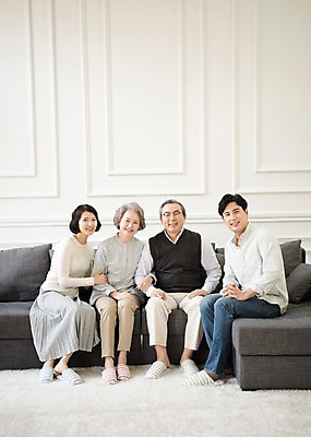 포토 JPG 전신 부부 여자 할아버지 노년 남자 딸 행복 아들 할머니 거실 가족 엄마 실내 웃음 앉기 여러명 성인 앞모습 30대 소파 팔짱 노부부 한국인 아빠 60대 즐거움 국내포토 커플 감정 뷰포인트 다수 의자 관계 모션 표정 사람 동양인 내부 장년 파일형식