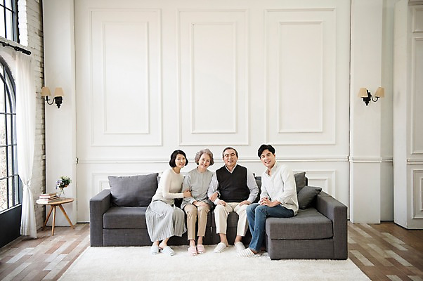 포토 JPG 전신 부부 여자 할아버지 노년 남자 딸 행복 아들 할머니 거실 창문 가족 엄마 조명 실내 웃음 앉기 여러명 성인 앞모습 30대 소파 팔짱 노부부 한국인 커튼 아빠 60대 즐거움 국내포토 커플 감정 뷰포인트 다수 의자 관계 모션 표정 사람 동양인 내부 장년 파일형식