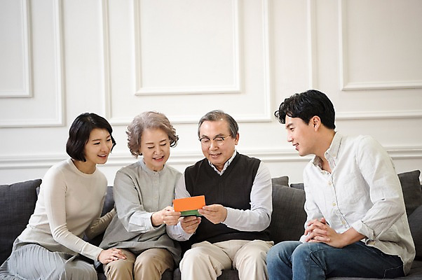 포토 JPG 부부 여자 할아버지 노년 남자 딸 행복 아들 할머니 거실 가족 엄마 실내 웃음 들기 앉기 여러명 상반신 성인 앞모습 옆모습 30대 소파 노부부 한국인 아빠 60대 즐거움 통장 국내포토 커플 감정 뷰포인트 다수 의자 관계 모션 표정 사람 동양인 내부 장년 금융 파일형식