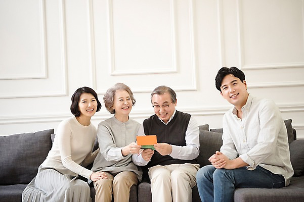 포토 JPG 부부 여자 할아버지 노년 남자 딸 행복 아들 할머니 거실 가족 엄마 실내 웃음 들기 앉기 여러명 상반신 성인 앞모습 30대 소파 노부부 한국인 아빠 60대 즐거움 통장 국내포토 커플 감정 뷰포인트 다수 의자 관계 모션 표정 사람 동양인 내부 장년 금융 파일형식